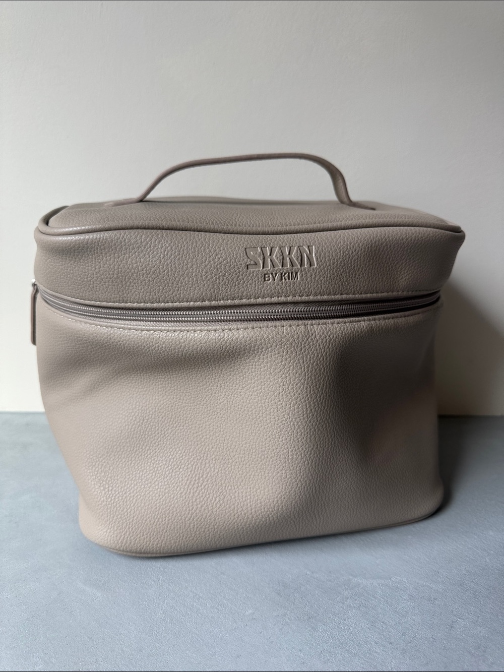 NWOT BRAND NEW SKKN BY KIM COSMETICS CASE POUCH BAG DISCONTINUED RARE